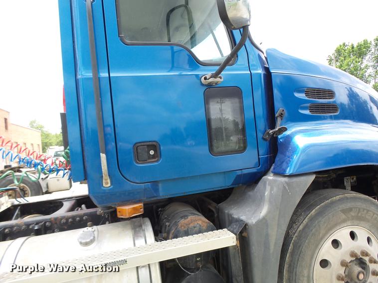 image for item DF9266 2005 Mack CX613 semi truck
