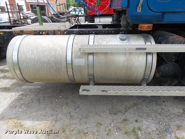 image for item DF9266 2005 Mack CX613 semi truck