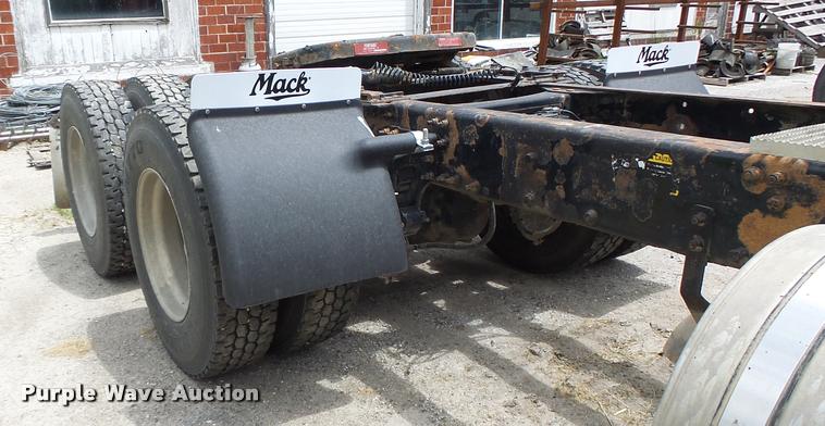 image for item DF9266 2005 Mack CX613 semi truck