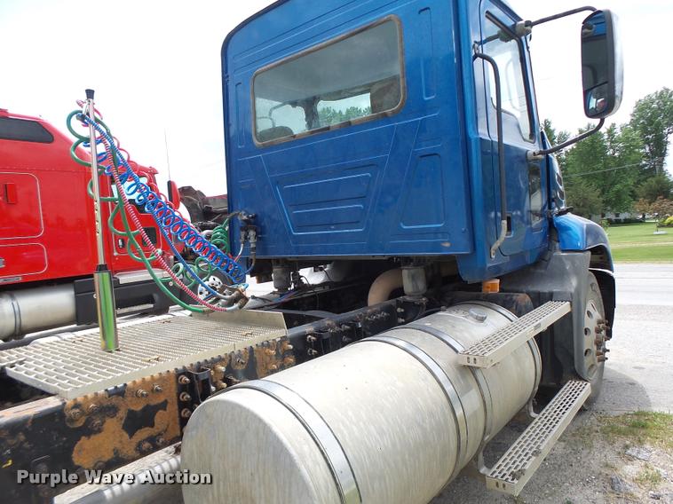 image for item DF9266 2005 Mack CX613 semi truck