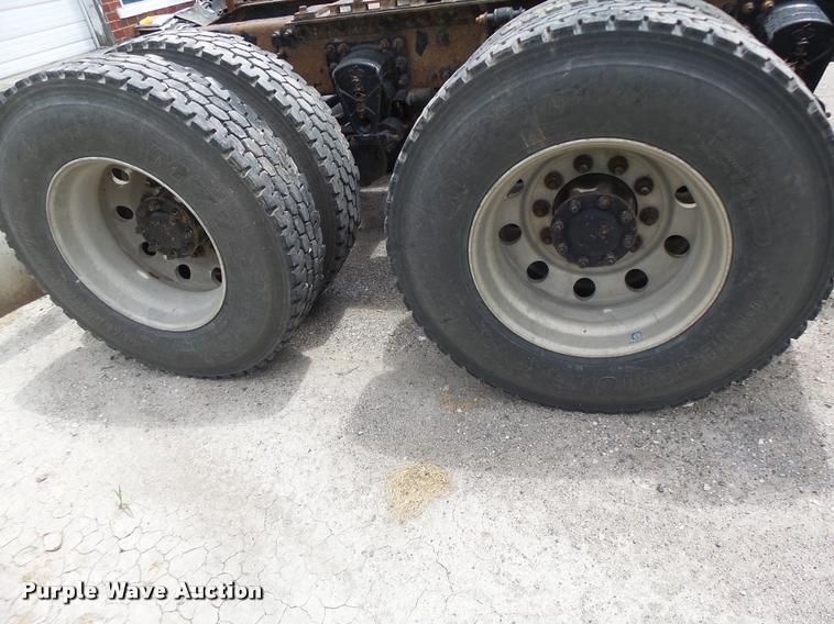 image for item DF9266 2005 Mack CX613 semi truck