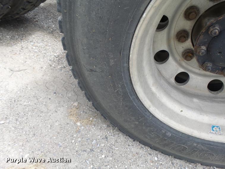 image for item DF9266 2005 Mack CX613 semi truck