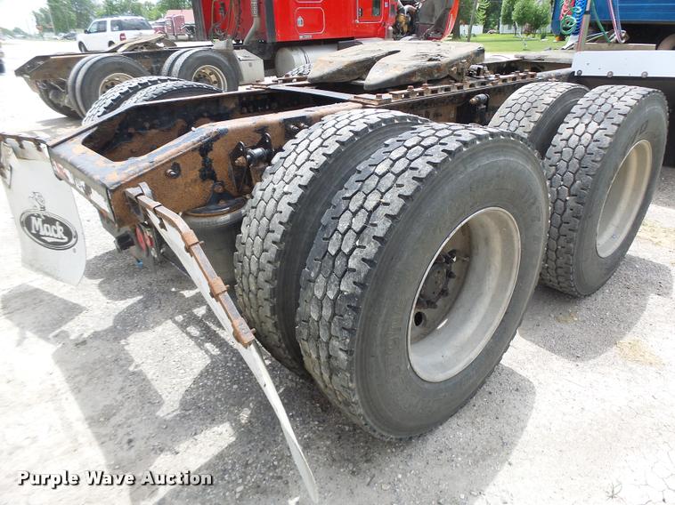 image for item DF9266 2005 Mack CX613 semi truck