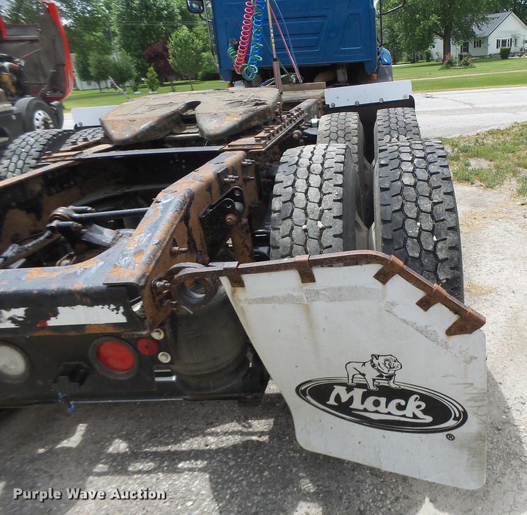 image for item DF9266 2005 Mack CX613 semi truck