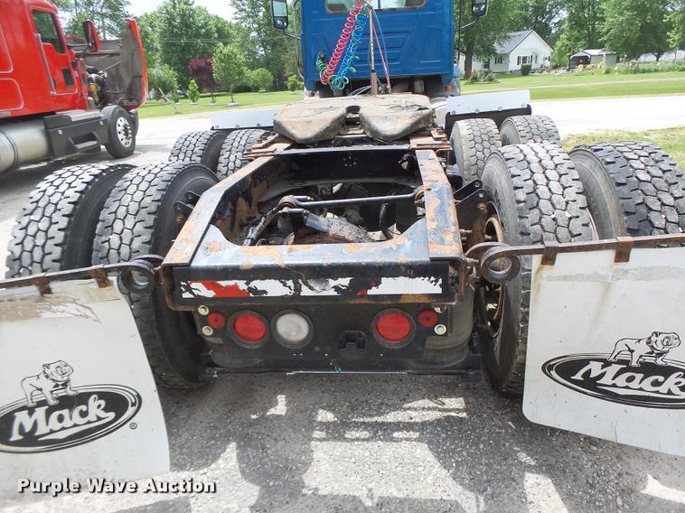 image for item DF9266 2005 Mack CX613 semi truck