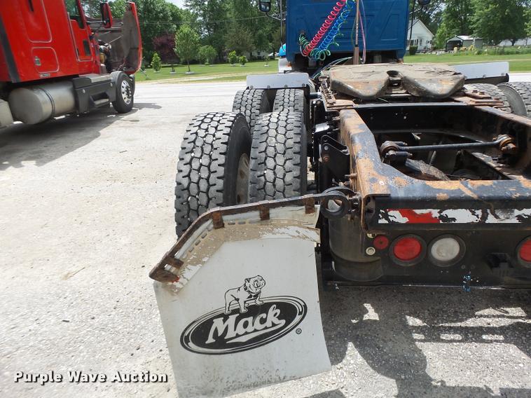image for item DF9266 2005 Mack CX613 semi truck