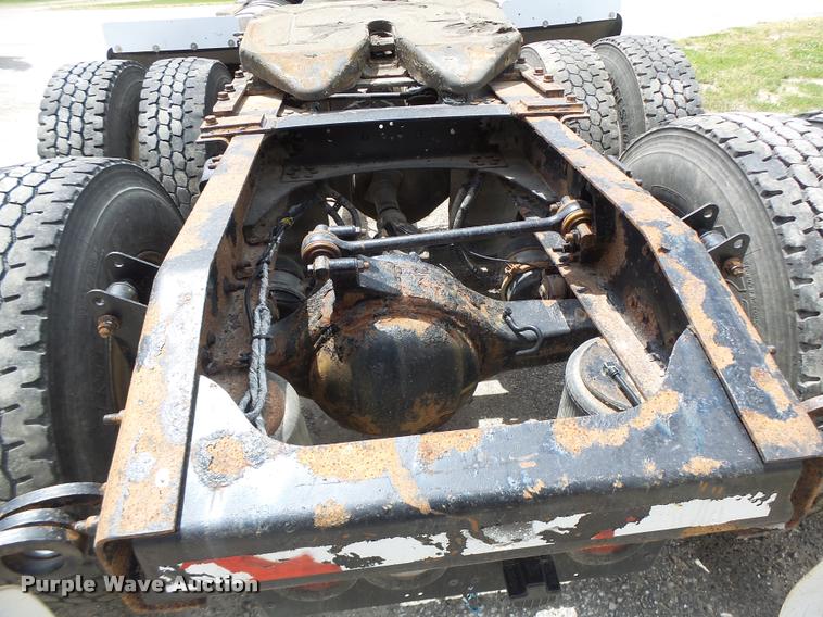 image for item DF9266 2005 Mack CX613 semi truck