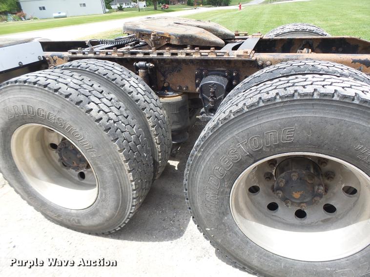 image for item DF9266 2005 Mack CX613 semi truck