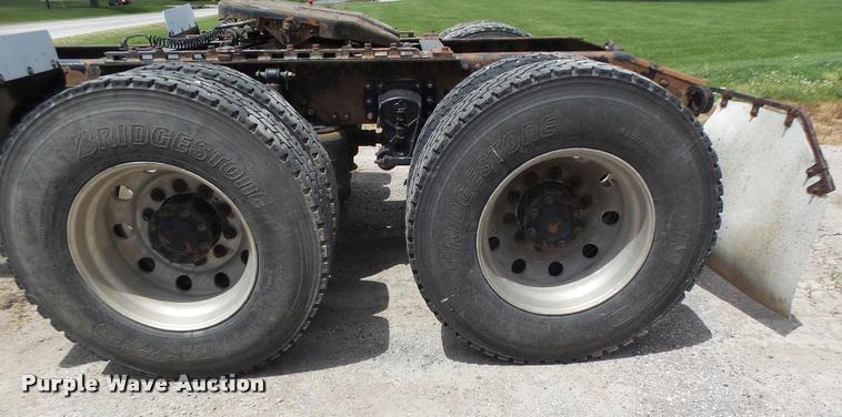 image for item DF9266 2005 Mack CX613 semi truck