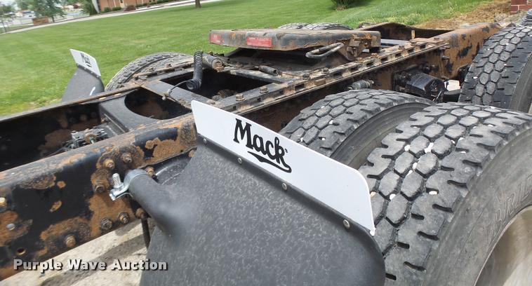 image for item DF9266 2005 Mack CX613 semi truck