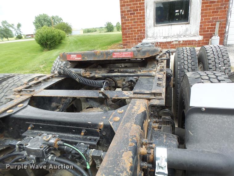 image for item DF9266 2005 Mack CX613 semi truck