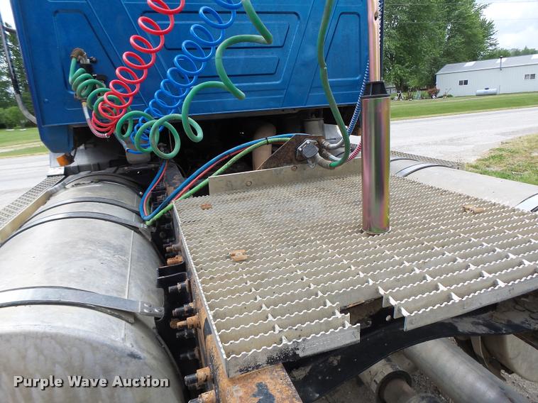 image for item DF9266 2005 Mack CX613 semi truck