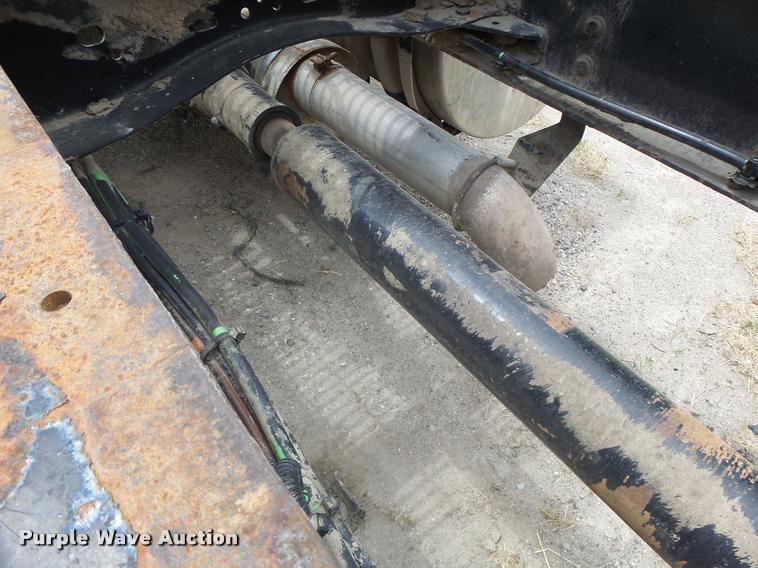 image for item DF9266 2005 Mack CX613 semi truck