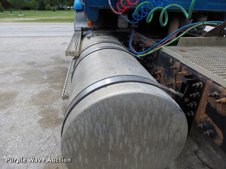 image for item DF9266 2005 Mack CX613 semi truck