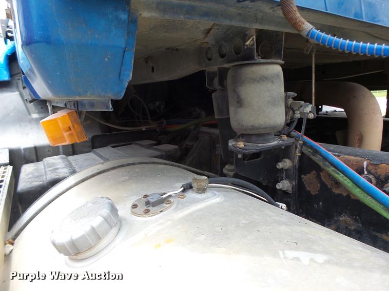 image for item DF9266 2005 Mack CX613 semi truck