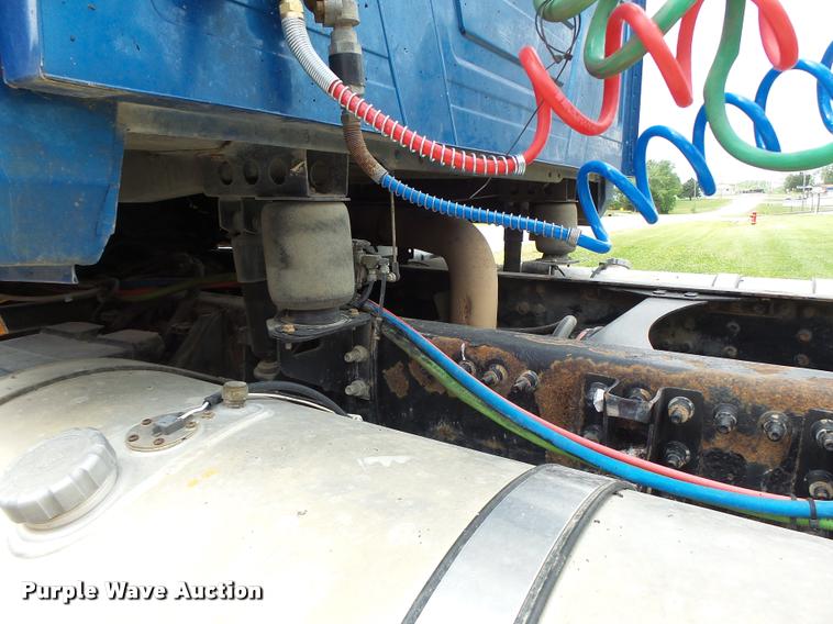 image for item DF9266 2005 Mack CX613 semi truck