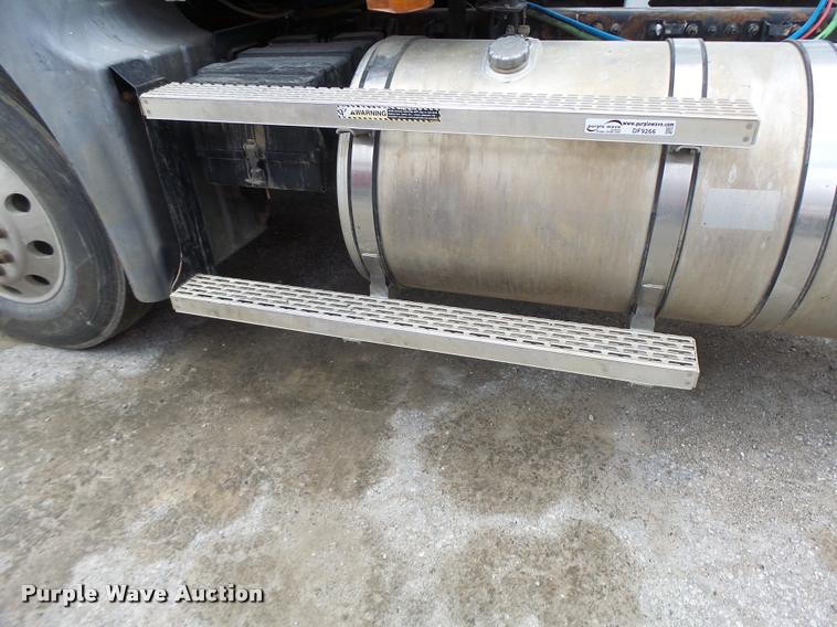 image for item DF9266 2005 Mack CX613 semi truck