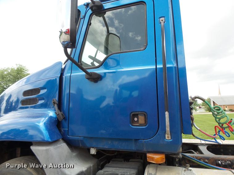 image for item DF9266 2005 Mack CX613 semi truck