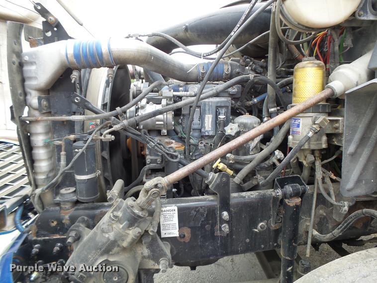 image for item DF9266 2005 Mack CX613 semi truck