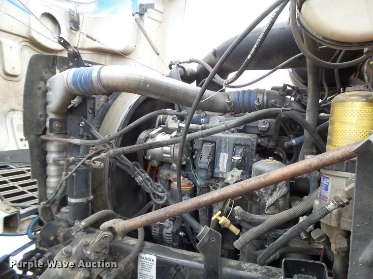 image for item DF9266 2005 Mack CX613 semi truck