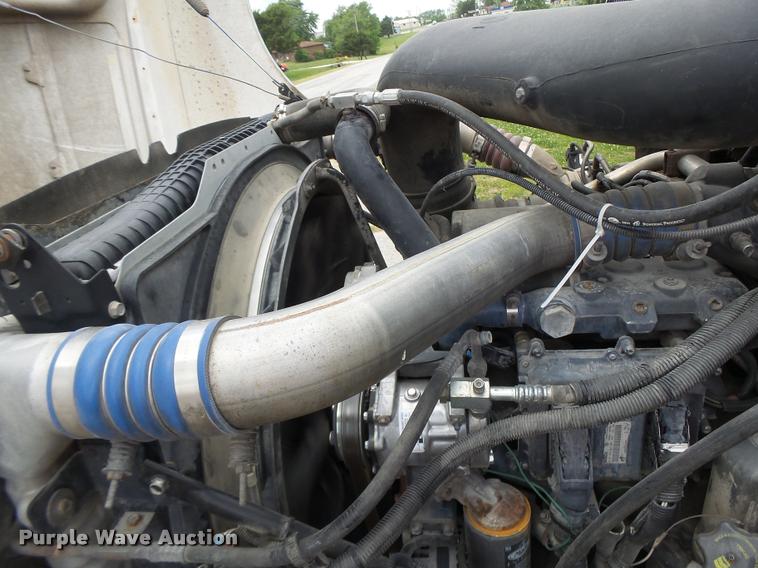 image for item DF9266 2005 Mack CX613 semi truck