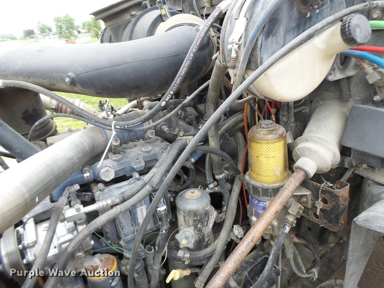 image for item DF9266 2005 Mack CX613 semi truck