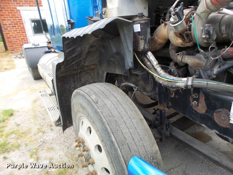 image for item DF9266 2005 Mack CX613 semi truck