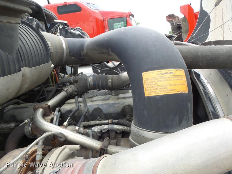 image for item DF9266 2005 Mack CX613 semi truck