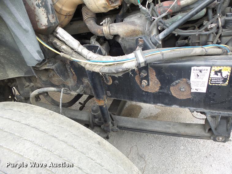 image for item DF9266 2005 Mack CX613 semi truck