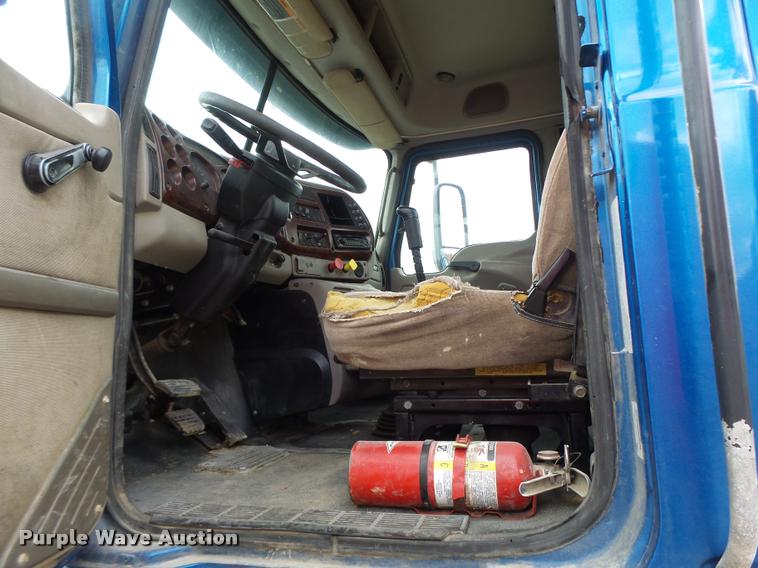 image for item DF9266 2005 Mack CX613 semi truck