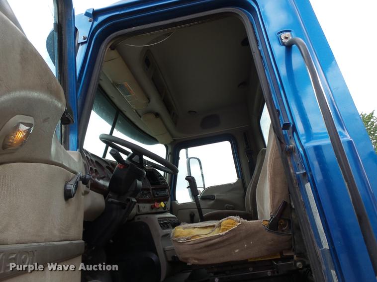 image for item DF9266 2005 Mack CX613 semi truck