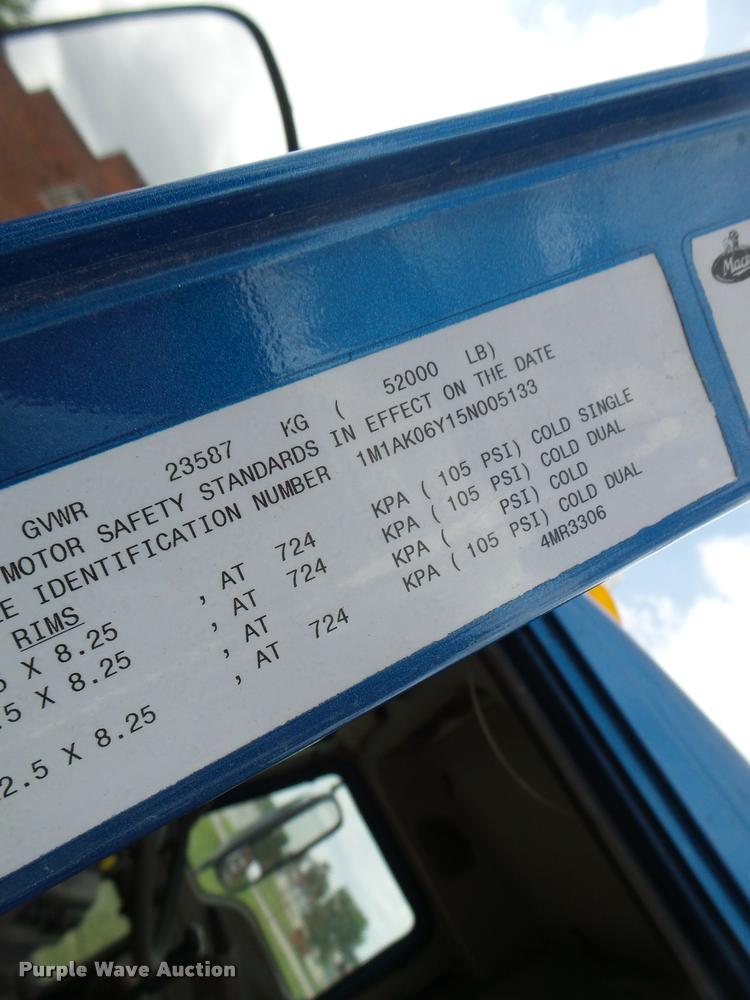 image for item DF9266 2005 Mack CX613 semi truck