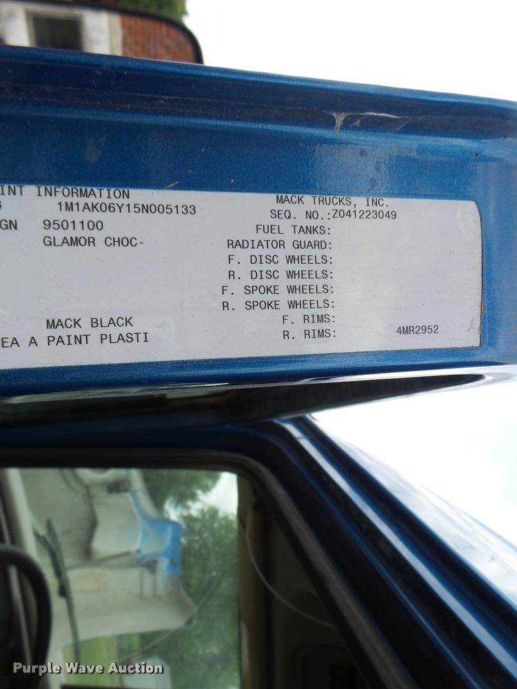 image for item DF9266 2005 Mack CX613 semi truck