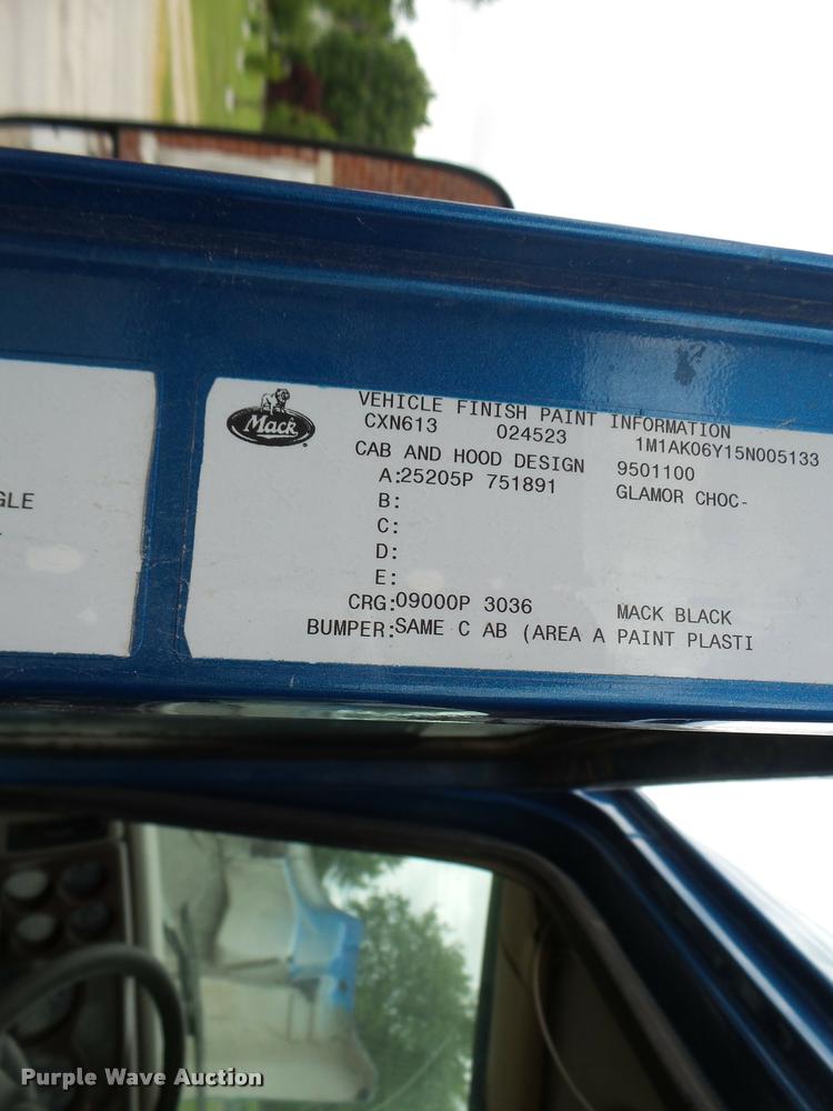 image for item DF9266 2005 Mack CX613 semi truck