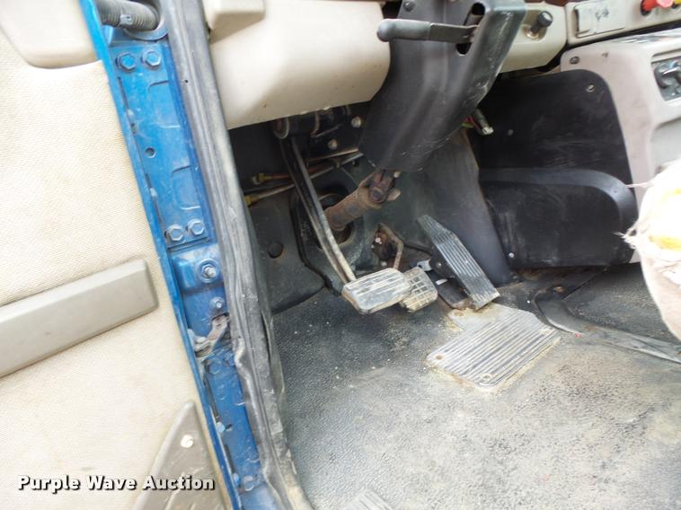 image for item DF9266 2005 Mack CX613 semi truck