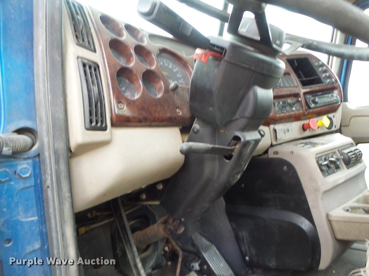 image for item DF9266 2005 Mack CX613 semi truck