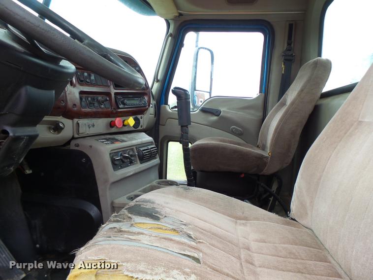 image for item DF9266 2005 Mack CX613 semi truck