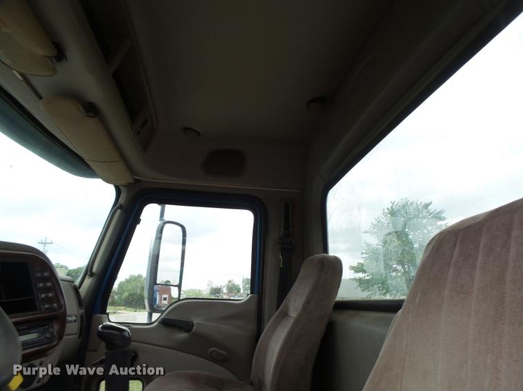 image for item DF9266 2005 Mack CX613 semi truck