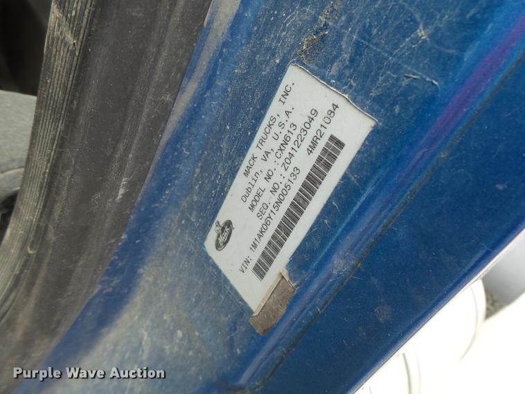 image for item DF9266 2005 Mack CX613 semi truck