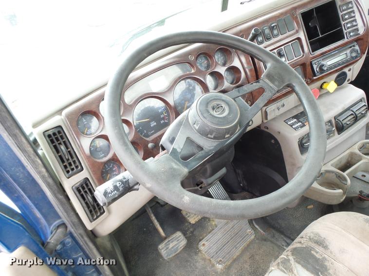 image for item DF9266 2005 Mack CX613 semi truck