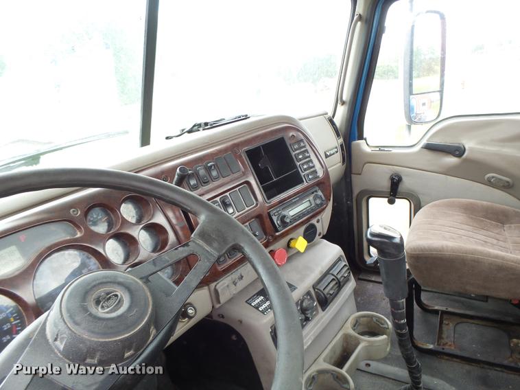 image for item DF9266 2005 Mack CX613 semi truck