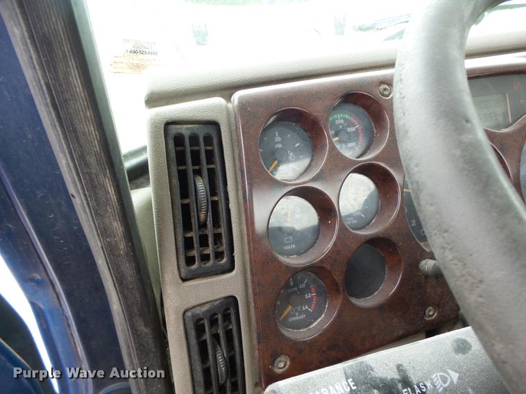 image for item DF9266 2005 Mack CX613 semi truck