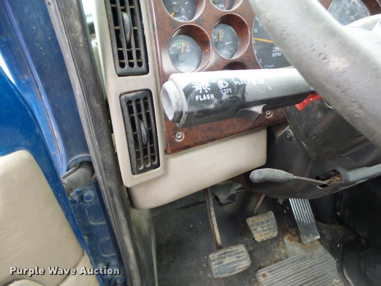 image for item DF9266 2005 Mack CX613 semi truck