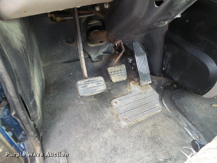 image for item DF9266 2005 Mack CX613 semi truck