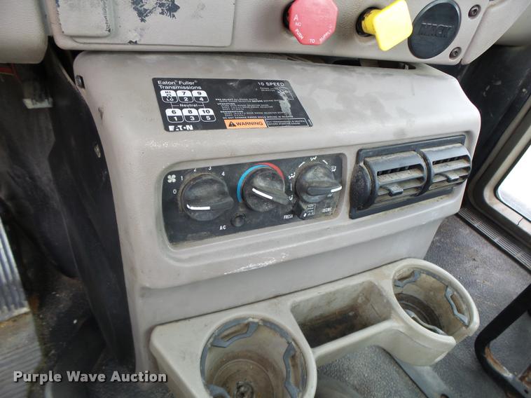 image for item DF9266 2005 Mack CX613 semi truck