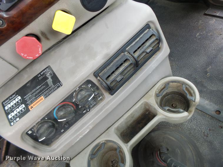 image for item DF9266 2005 Mack CX613 semi truck