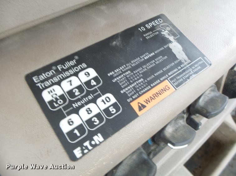 image for item DF9266 2005 Mack CX613 semi truck