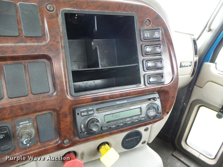 image for item DF9266 2005 Mack CX613 semi truck