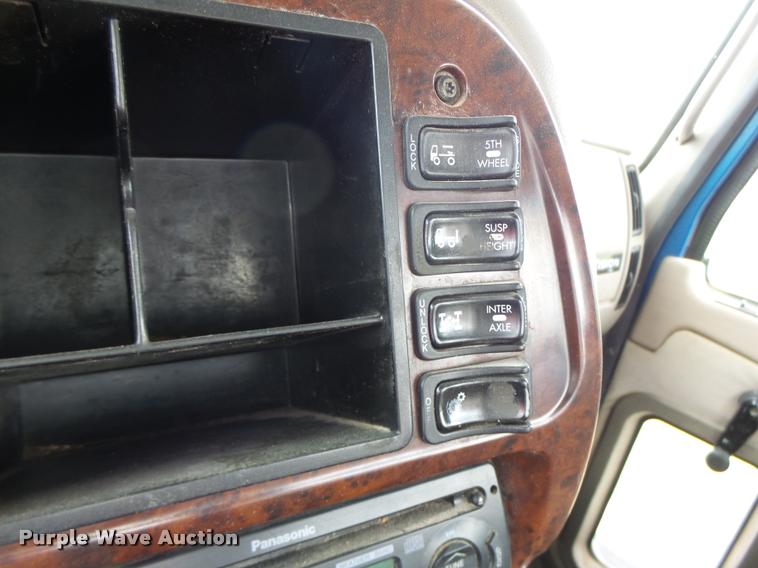 image for item DF9266 2005 Mack CX613 semi truck