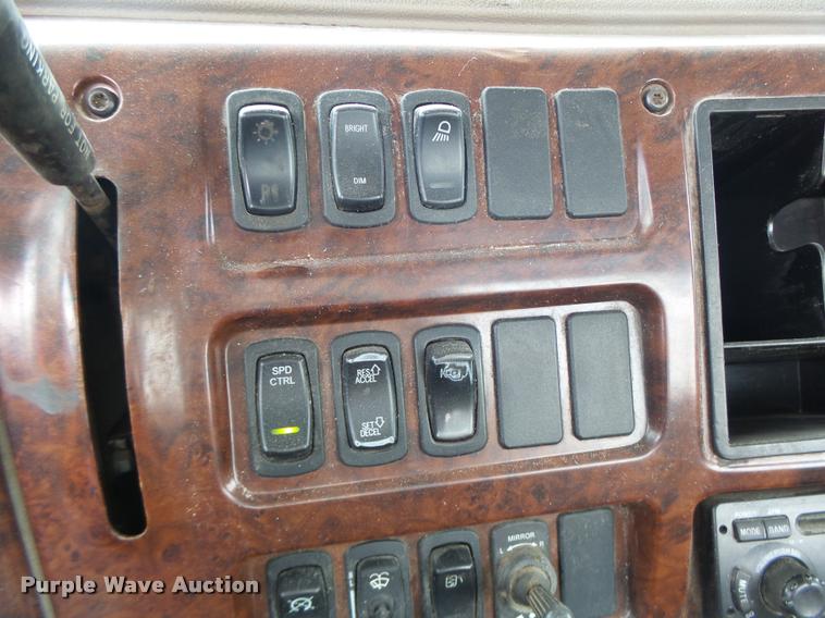 image for item DF9266 2005 Mack CX613 semi truck